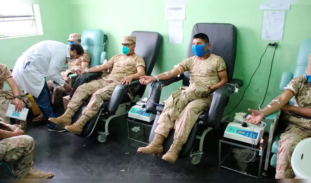 Soldados donando sangre Soldados donando sangre