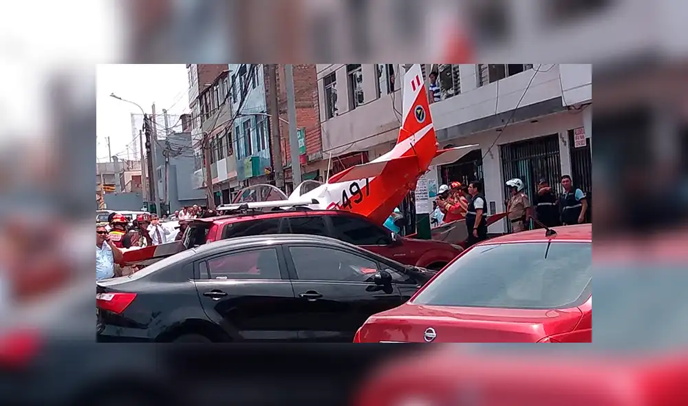 Avioneta de la FAP aterriza de emergencia en av. Surco: Hay dos heridos [VIDEO]