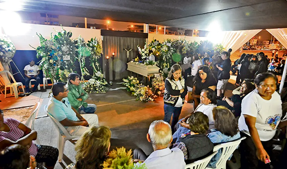 Dolor. Los vecinos de Villa del Mar siguen acudiendo al velorio de más víctimas. Lamentable.