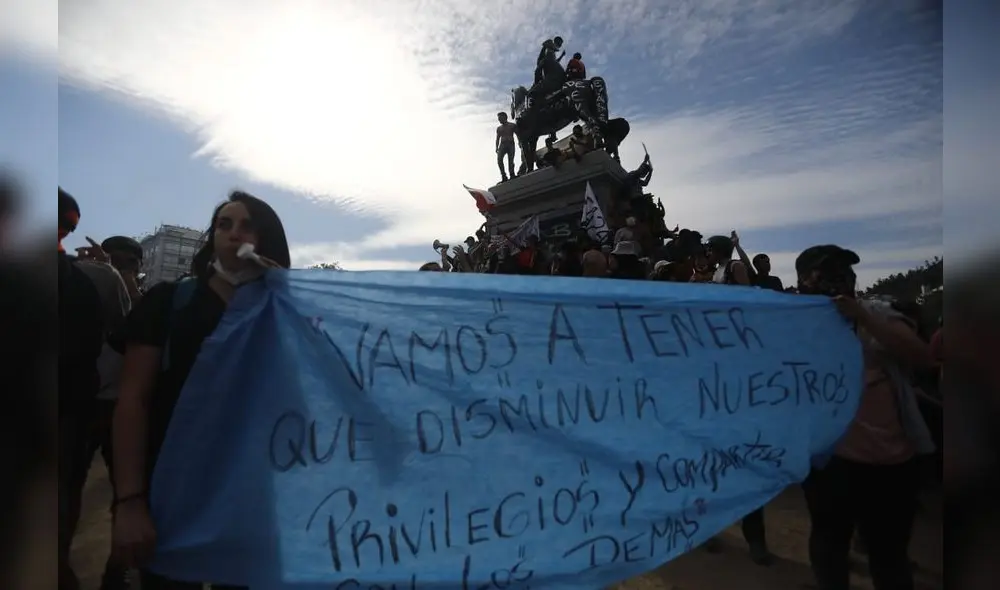 El estallido social altera la rutina de los chilenos. Foto: Jorge Cerdan.