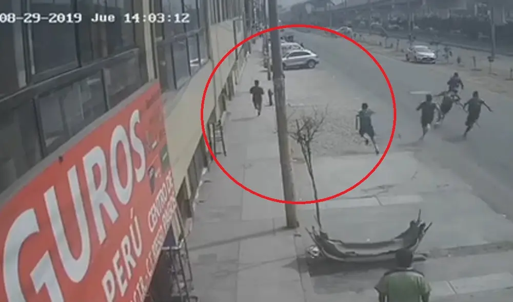 Los estudiantes corrieron detrás de los ladrones.