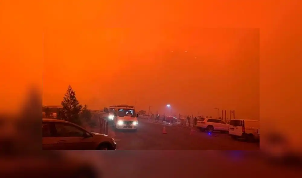 El cielo está en un tono rojizo y es imposible respirar debido al humo. Foto: Difusión El cielo está en un tono rojizo y es imposible respirar debido al humo. Foto: Difusión