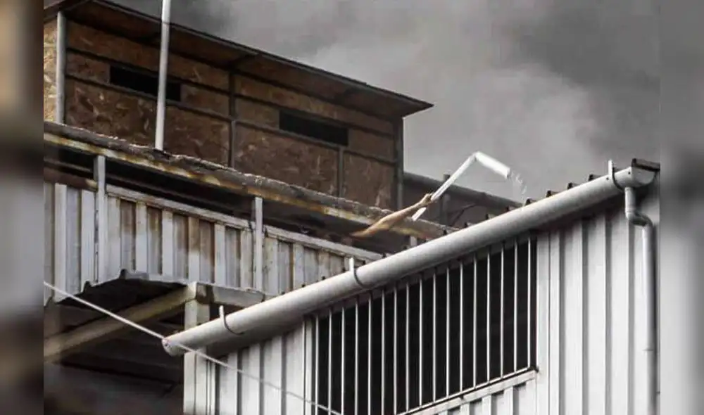 Dueño de stand fue multado por municipio y por eso llevó a trabajadores a contenedor Dueño de stand fue multado por municipio y por eso llevó a trabajadores a contenedor