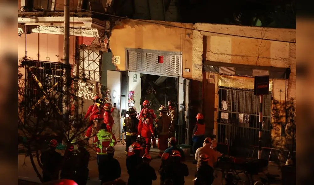 Bomberos intentan rescatar a albañil atrapado en derrumbe desde el día sábado / Fotos: John Reyes