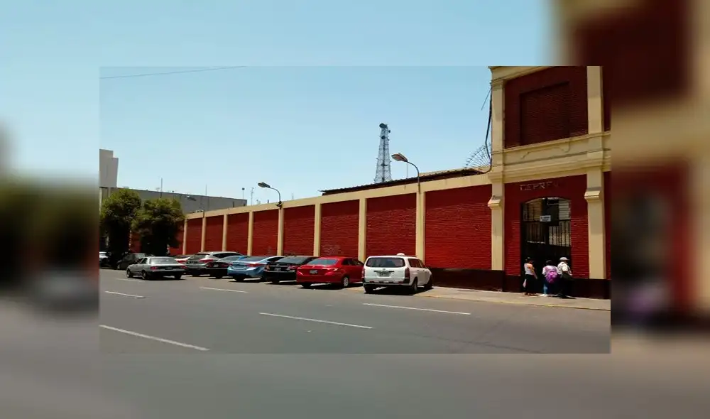 Conductores utilizan vereda de universidad para estacionar vehículos Conductores utilizan vereda de universidad para estacionar vehículos