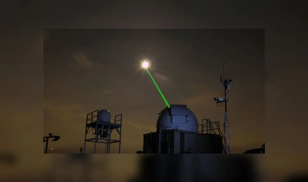Luz láser dirigida por una estación a la Luna. Foto: NASA.