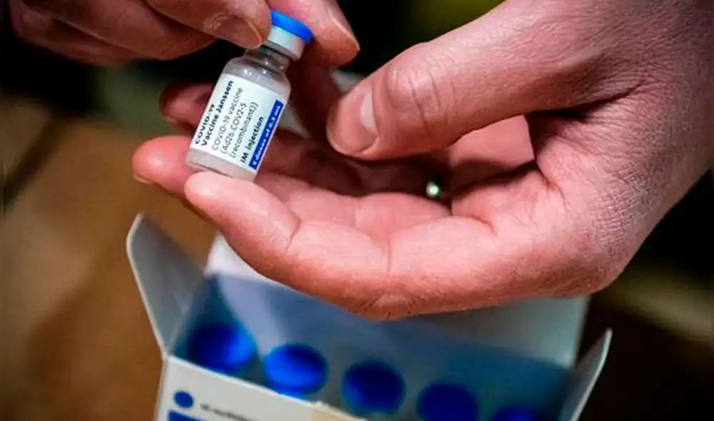 La Agencia Europea de Medicamentos (EMA) pidió en abril que se añada a la información de la vacuna una advertencia sobre coágulos sanguíneos. Foto: AFP