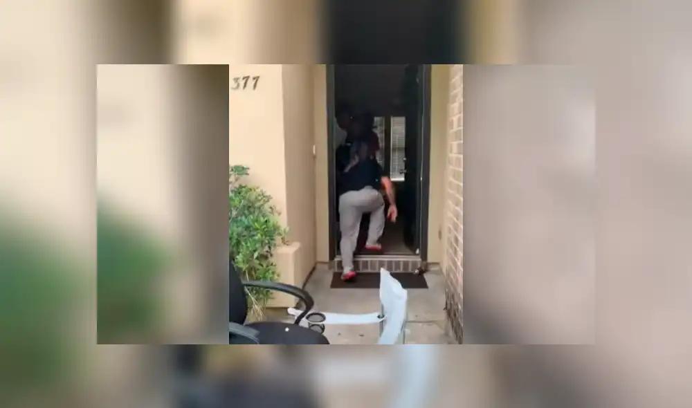 Vía YouTube. Hombre le pidió a su hijo que lo ayude a eliminar un nido de avispas, pero un descuido de este lo hizo padecer Vía YouTube. Hombre le pidió a su hijo que lo ayude a eliminar un nido de avispas, pero un descuido de este lo hizo padecer