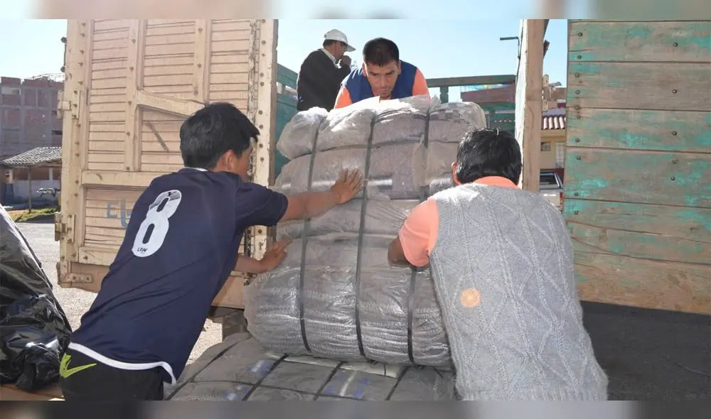 Entregan ropa y frazadas a comunidades azotadas por el frío en Cusco Entregan ropa y frazadas a comunidades azotadas por el frío en Cusco