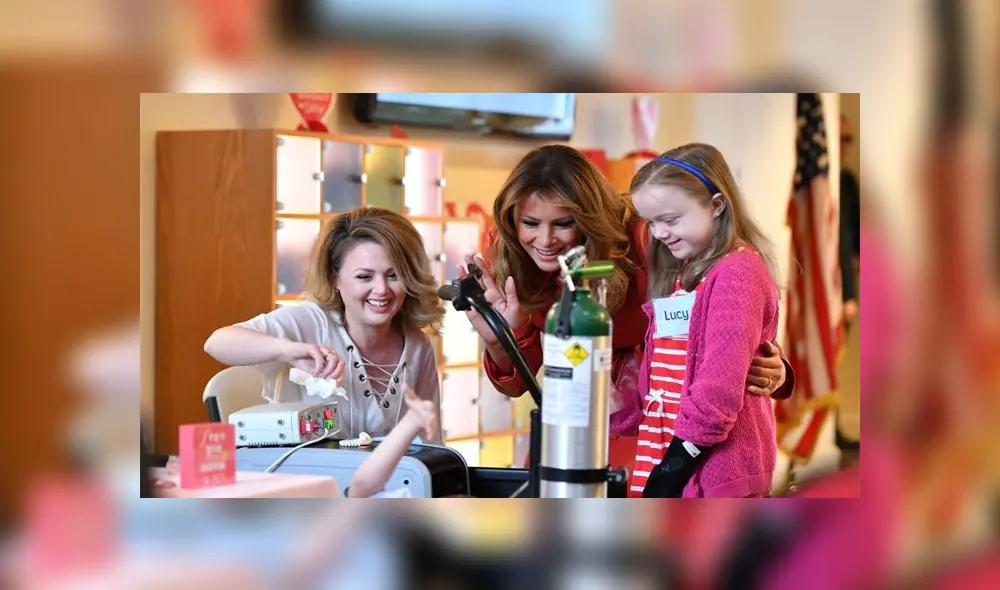 La primera dama también intercambió tarjetas de San Valentín con los niños que estaban emocionados de conocerla.