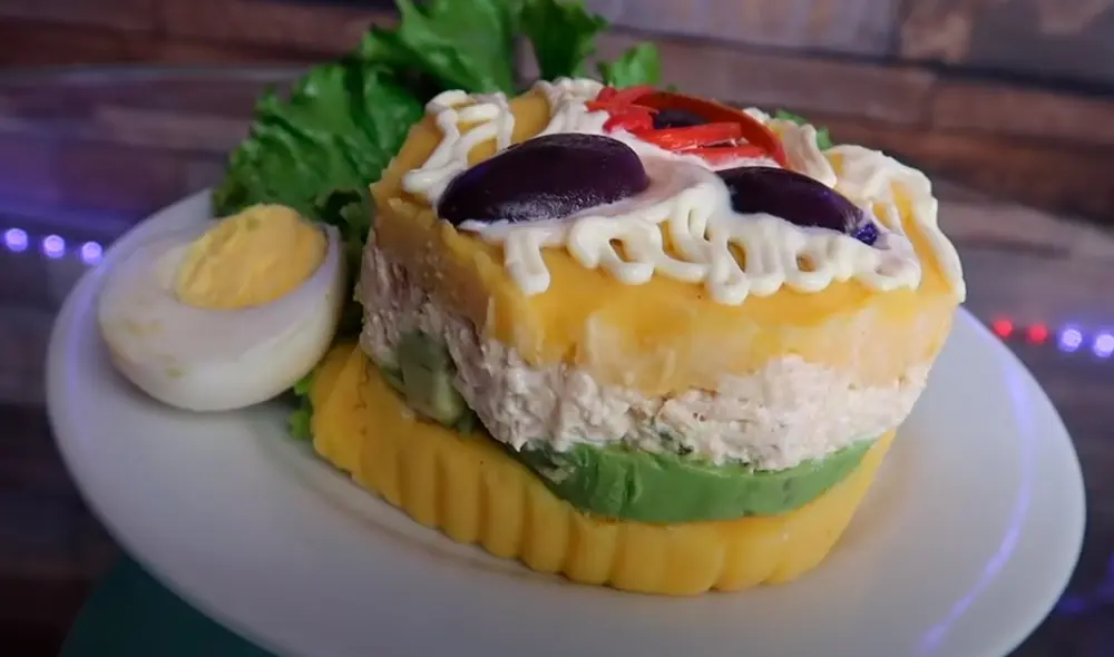 Dos jóvenes youtubers se atrevieron a comparar la causa rellena más barata con la más cara. Foto: Captura/YouTube/DesbalanceAdos Dos jóvenes youtubers se atrevieron a comparar la causa rellena más barata con la más cara. Foto: Captura/YouTube/DesbalanceAdos