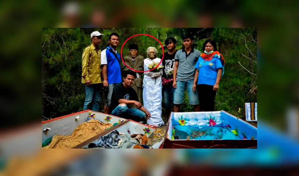 Tribu desentierra los cadáveres de sus seres queridos, los peinan y posan juntos para fotos familiares 