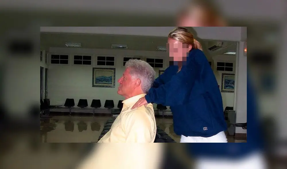 Bill Clinton mientras que Chauntae Davies le proporcionaba un masaje a las 22 años de edad. Foto: Mega.