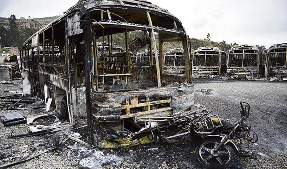 Destrozos. 15 buses fueron quemados. Aseguran que fueron leales al mandatario asilado. Destrozos. 15 buses fueron quemados. Aseguran que fueron leales al mandatario asilado.