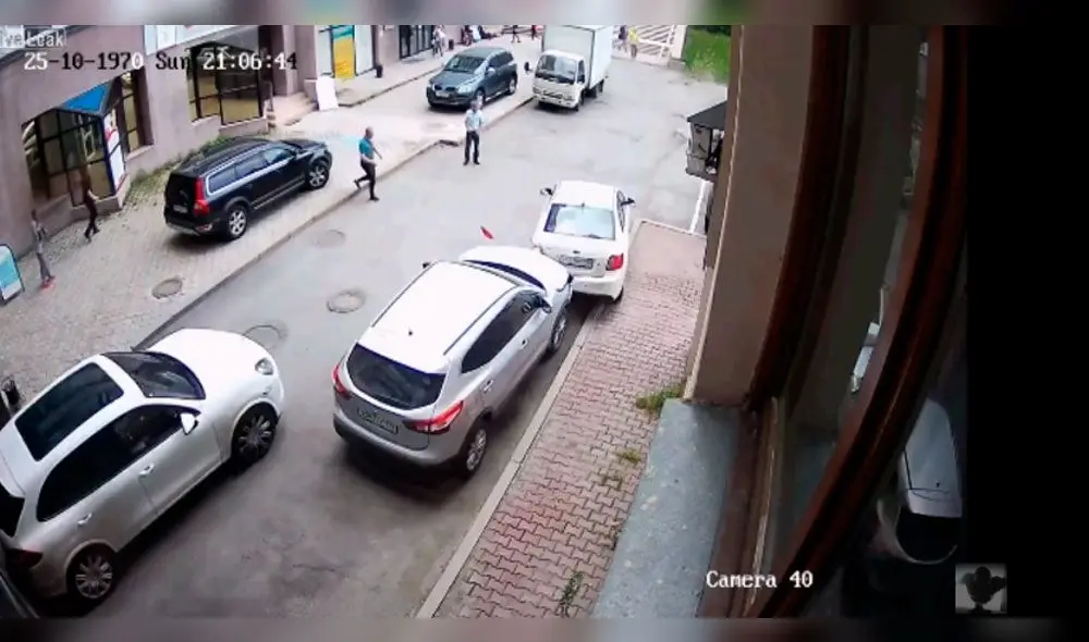 En YouTube, mujer quiso estacionar su automóvil, pero todo salió mal [VIDEO]