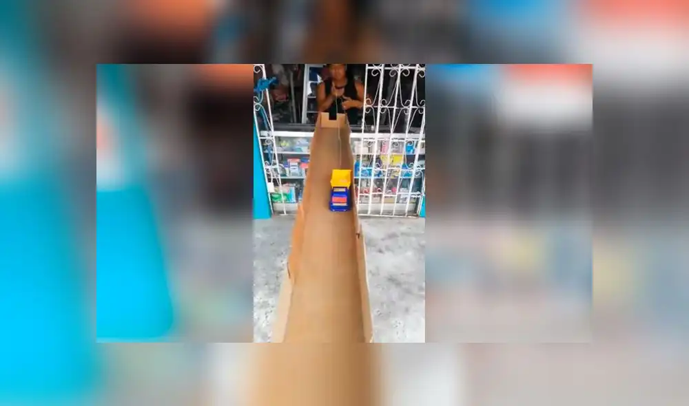 Desliza las imágenes para ver el peculiar 'truco' que usa un vendedor para evitar cualquier tipo de contagio. Foto: Captura Desliza las imágenes para ver el peculiar 'truco' que usa un vendedor para evitar cualquier tipo de contagio. Foto: Captura