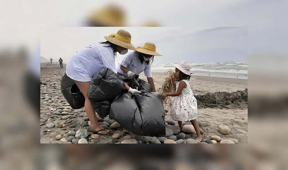 Niños, jóvenes y adultos contribuyeron a la campaña de limpieza en playa de Arequipa. Foto: Cortesía.
