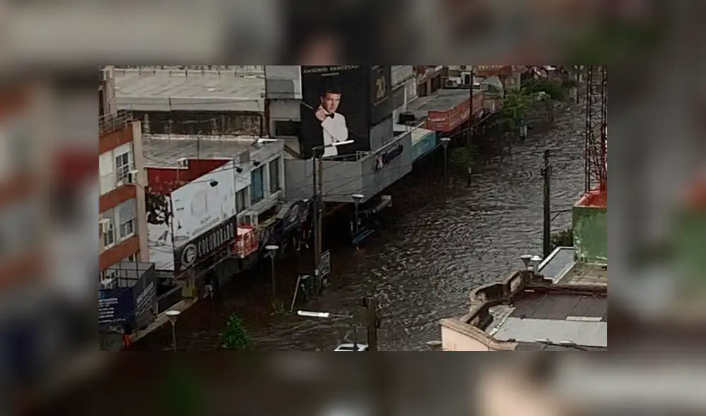 Momento exacto en que una niña es arrastrada por la corriente en medio de una tormenta   [VIDEO]