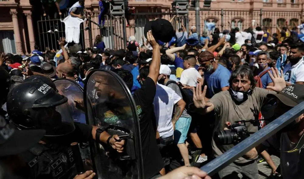 Miles de hinchas no pudieron despedir el féretro de Diego Armando Maradona. Foto: La Vanguardia