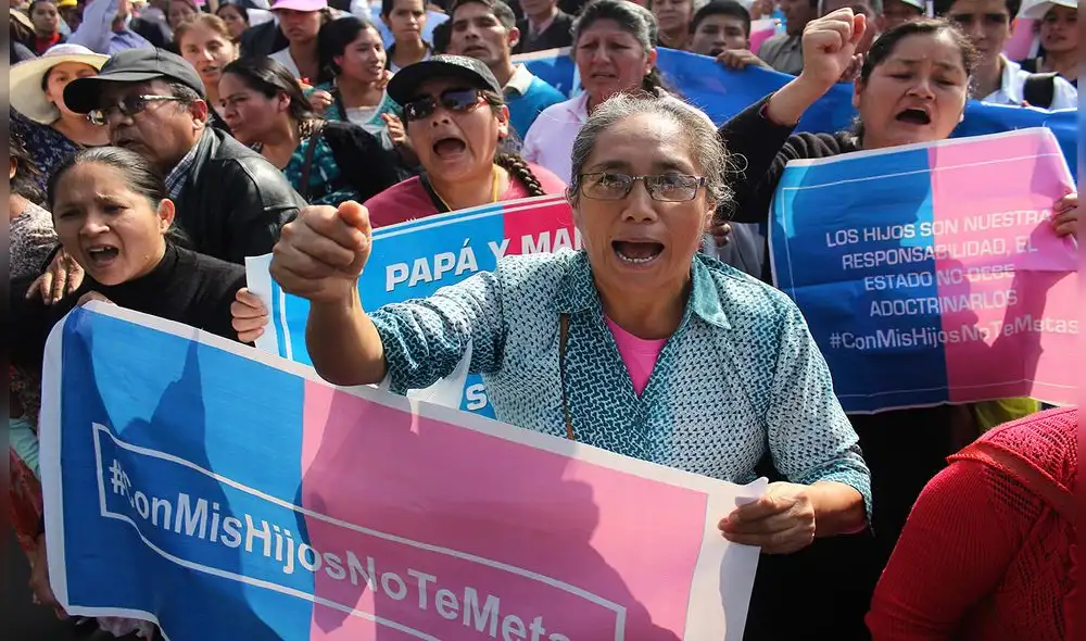 Colectivo Con mis Hijos No te Metas protestó frente al Congreso [FOTOS]