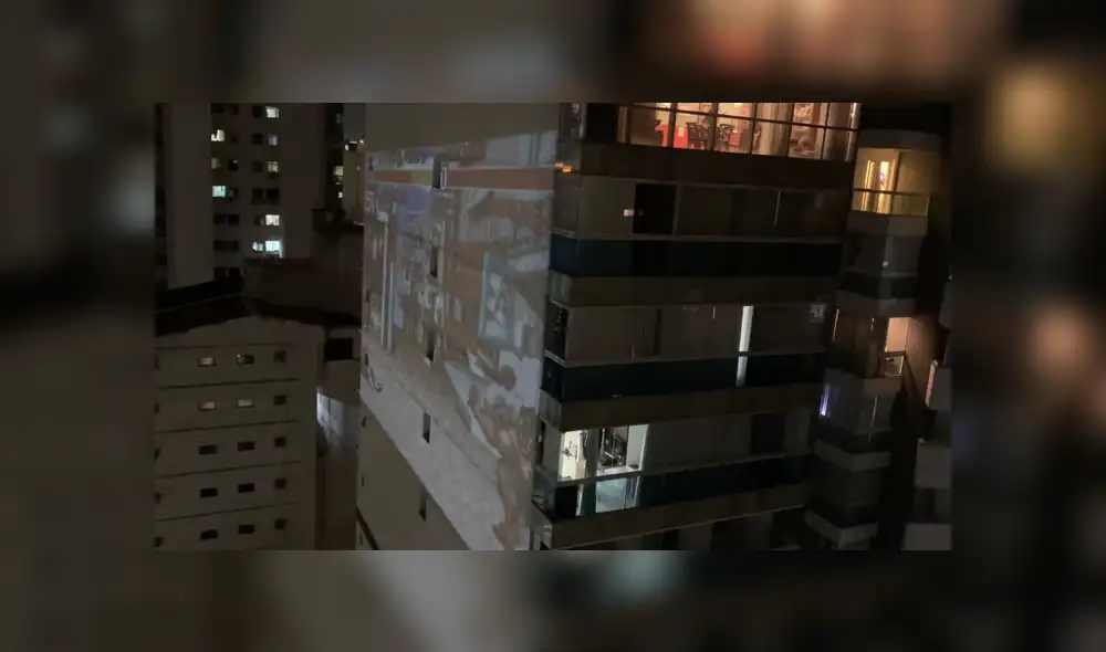 A través de YouTube se hizo viral el momento en que unos jóvenes proyectan una pelea de Street Fighter en un edificio. A través de YouTube se hizo viral el momento en que unos jóvenes proyectan una pelea de Street Fighter en un edificio.