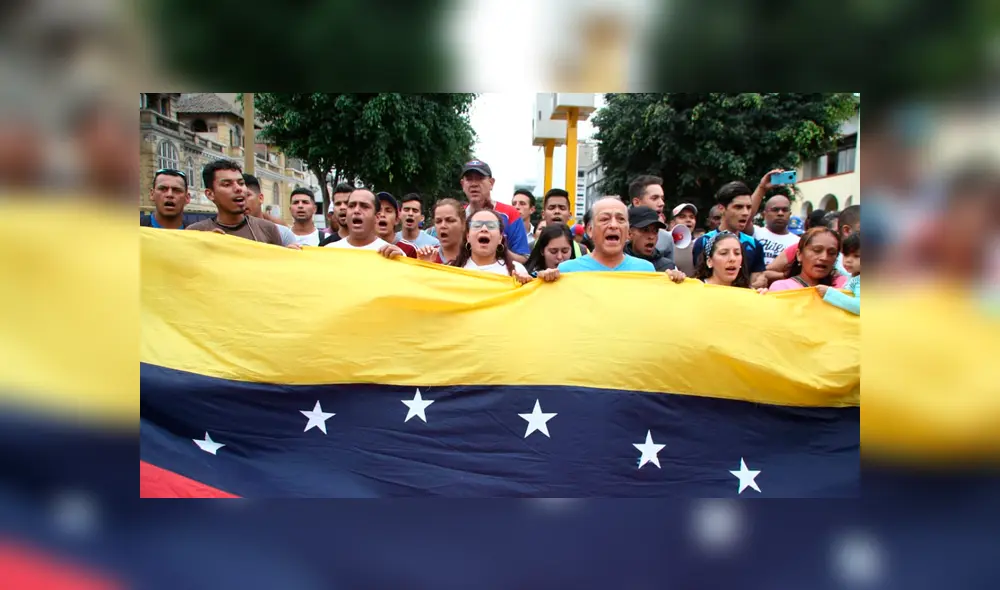 Venezolanos en Perú protestan contra Nicolás Maduro frente a la Embajada