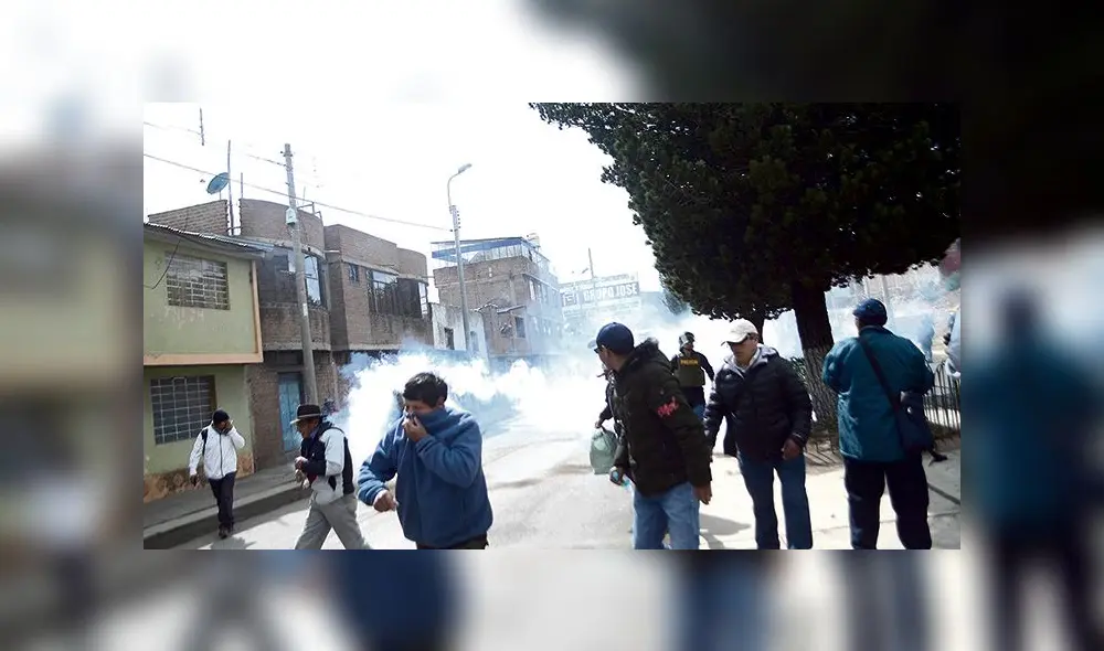 Movilización. Manifestantes ingresan a Puno por la zona norte rumbo al centro de la ciudad. Exigen a viva voz la liberación de Walter Aduviri. Movilización. Manifestantes ingresan a Puno por la zona norte rumbo al centro de la ciudad. Exigen a viva voz la liberación de Walter Aduviri.