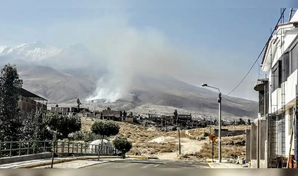 Incendio forestal en las faldas del volcán Chachani no es controlado. Foto: Cortesía
