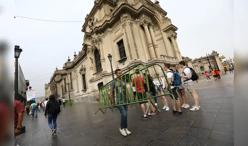 Retiran rejas en los exteriores de Palacio de Gobierno. Foto: Jorge Cerdán / La República.