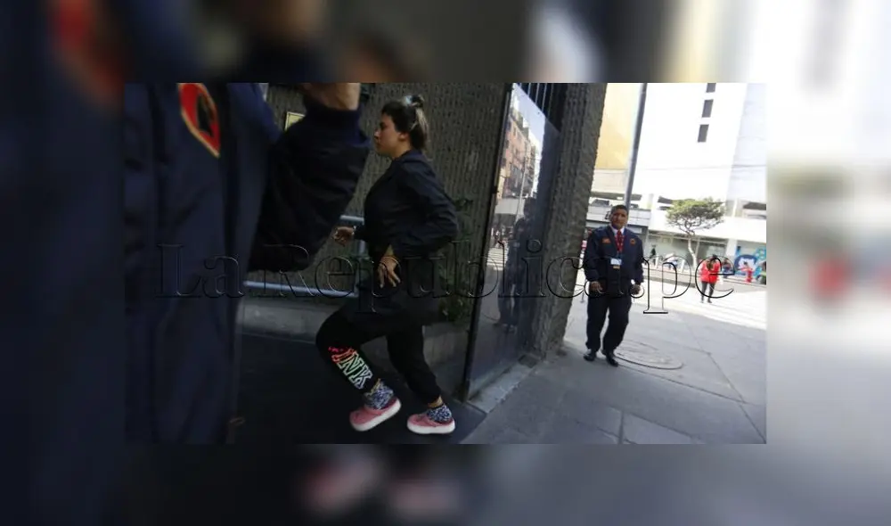 Macarena Vélez solo estuvo cerca de quince minutos con personal del CEM. (Foto: Flavio Matos / La República)