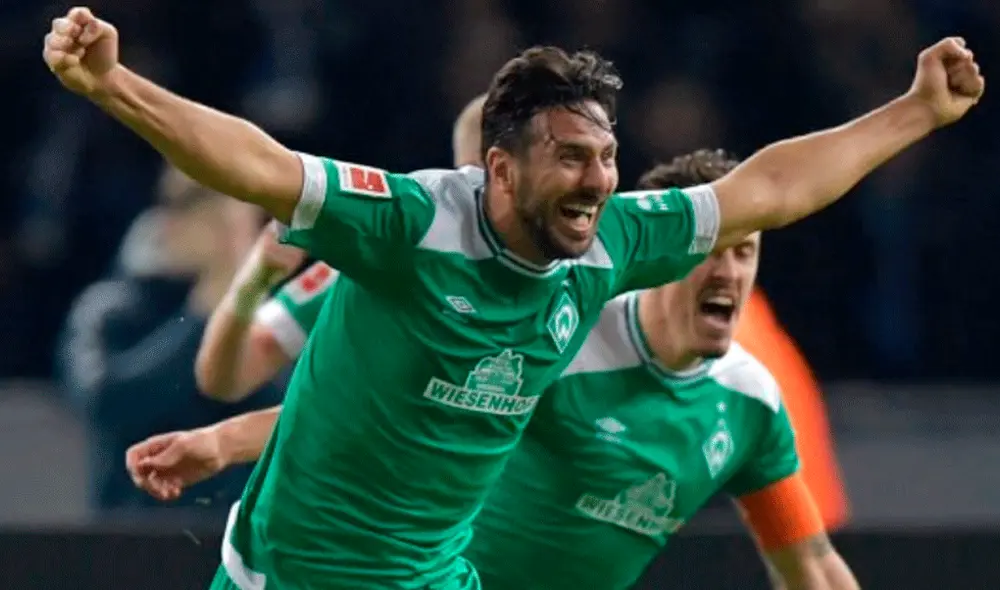 Claudio Pizarro recibe reconocimiento premio honorífico de la Liga Alemana de Fútbol. Claudio Pizarro recibe reconocimiento premio honorífico de la Liga Alemana de Fútbol.