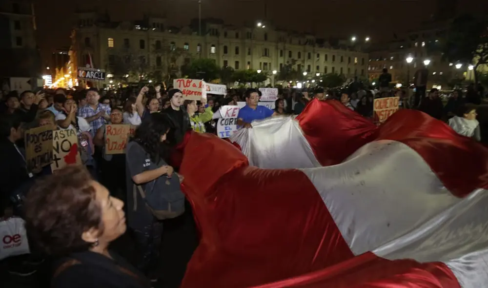 Keiko Fujimori: ciudadanía se movilizó en el Cercado de Lima tras decisión del TC Keiko Fujimori: ciudadanía se movilizó en el Cercado de Lima tras decisión del TC