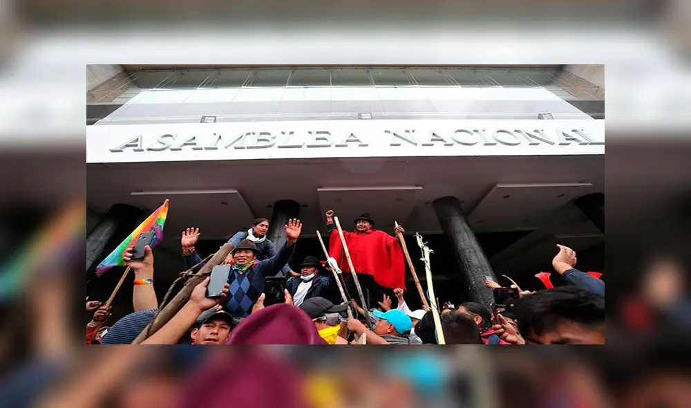Los indígenas celebraron la acción en la sede del Poder Legislativo. Foto: EFE Los indígenas celebraron la acción en la sede del Poder Legislativo. Foto: EFE