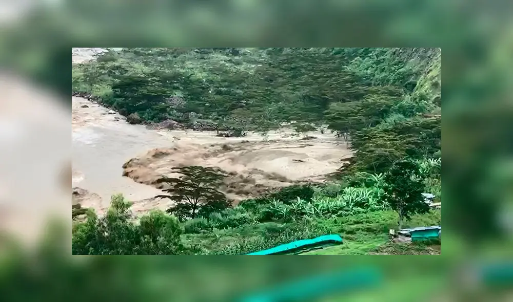 Aluvión se produjo alrededor de las dos de la tarde y desencadenó un huaico.