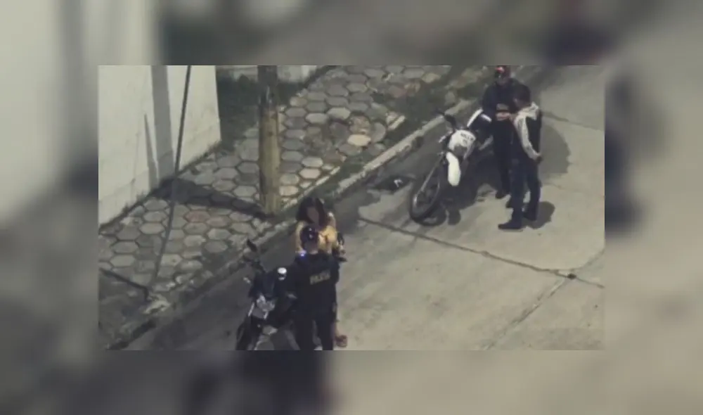 Imágenes registran a uno de los policías recibiendo el dinero, pero su compañero habría estado enterado de todo. (Foto: Captura de video / 24 Horas) Imágenes registran a uno de los policías recibiendo el dinero, pero su compañero habría estado enterado de todo. (Foto: Captura de video / 24 Horas)
