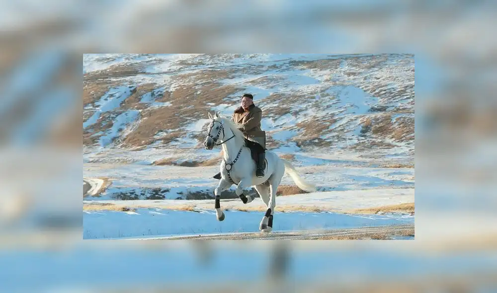 Kim Jong-un cabalgando en un caballo blanco Kim Jong-un cabalgando en un caballo blanco