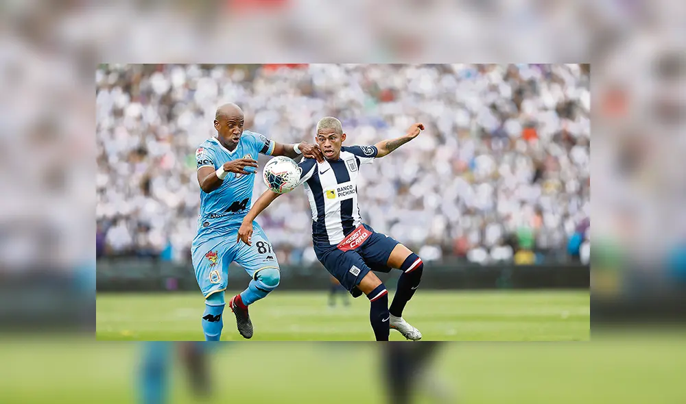 2. Sin espacios. Jeickson Reyes disputa el balón con Kevin Quevedo, que no pudo desequilibrar como en otros duelos