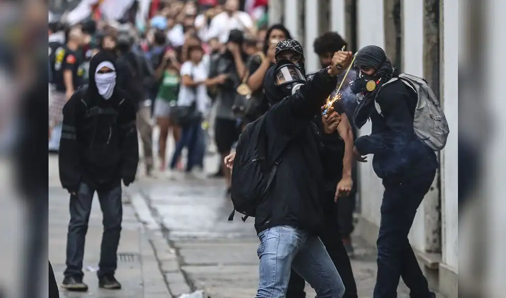 Queman 9 buses y se enfrentan a la Policía tras huelga general en Brasil Queman 9 buses y se enfrentan a la Policía tras huelga general en Brasil