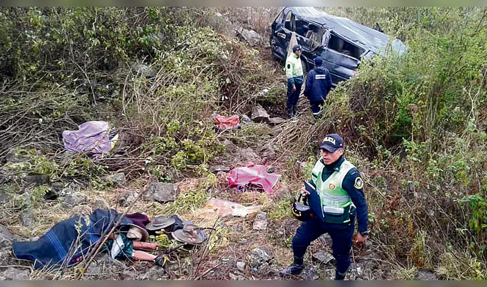 Cajamarca. Vehículo cayó hacia abismo de 400 metros de profundidad. Cajamarca. Vehículo cayó hacia abismo de 400 metros de profundidad.