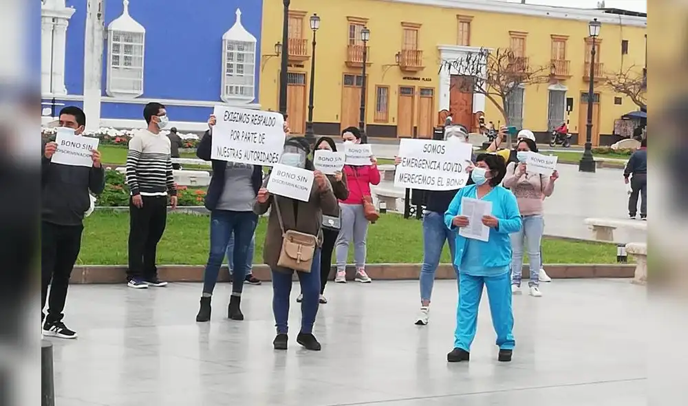 Personal de salud de Hospital COVID realizó plantón en Trujillo exigiendo pago de bono. Foto Alan Cabrera