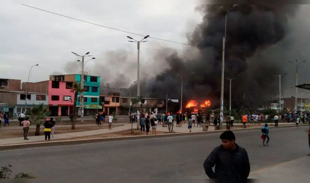 La madre del futbolista llegó a Villa El Salvador a brindar ayuda a los afectados tras la explosión.