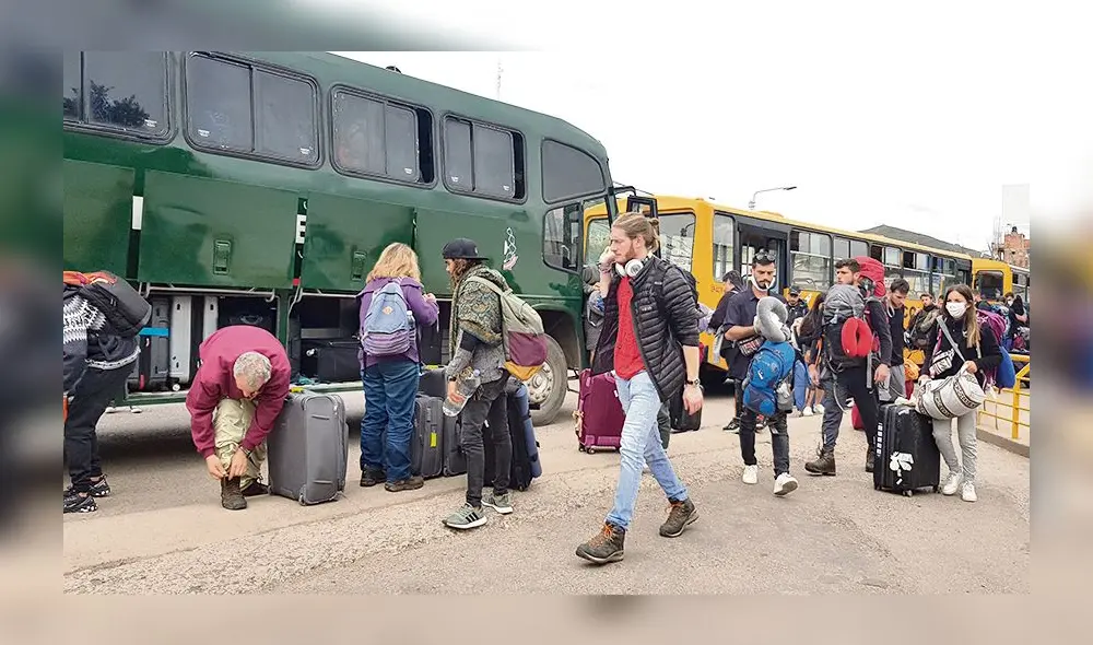 DESORDEN. Turistas se aglomeraron en la puerta del aeropuerto Alejandro Velasco Astete. Llegaron en vehículos militares. DESORDEN. Turistas se aglomeraron en la puerta del aeropuerto Alejandro Velasco Astete. Llegaron en vehículos militares.