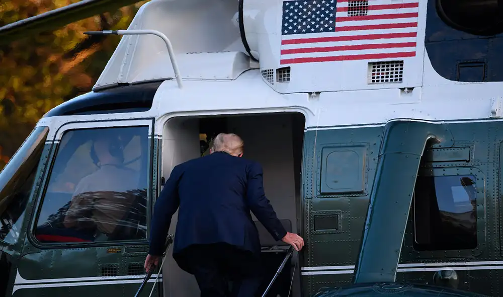 Momento en que Trump tomó un helicóptero presidencial para dirigirse al hospital militar Walter Reed. Foto: AFP Momento en que Trump tomó un helicóptero presidencial para dirigirse al hospital militar Walter Reed. Foto: AFP