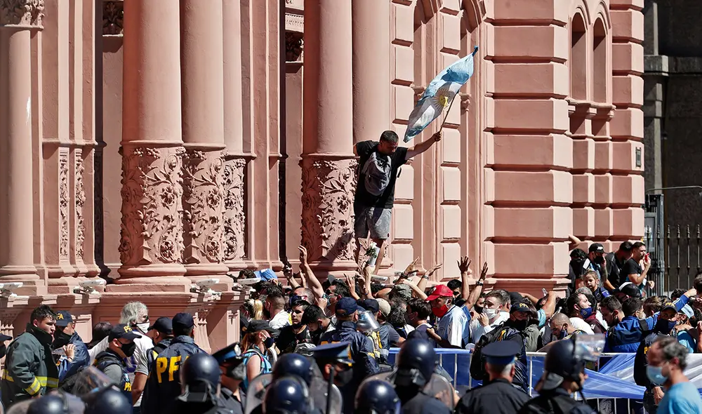 En los alrededores de la Casa Rosada y la avenida 9 de julio se vive una tensa situación debido a la gran aglomeración de público. Foto: AFP