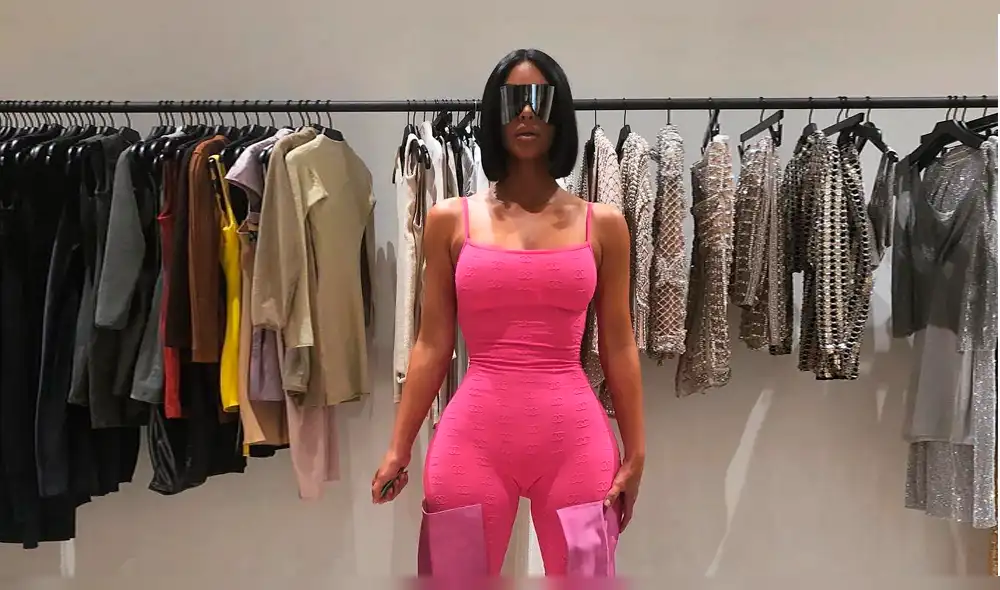 Revelan impactante secreto de la pequeña cintura de Kim Kardashian [VIDEO]