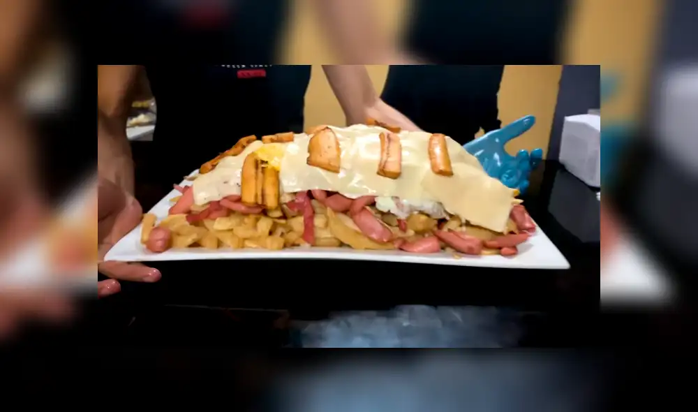 Video es viral en YouTube. Muchos intentaron devorarla sin ayuda; sin embargo, esa es una tarea casi imposible de lograr. ¿Tú podrías? Foto: Captura. Video es viral en YouTube. Muchos intentaron devorarla sin ayuda; sin embargo, esa es una tarea casi imposible de lograr. ¿Tú podrías? Foto: Captura.