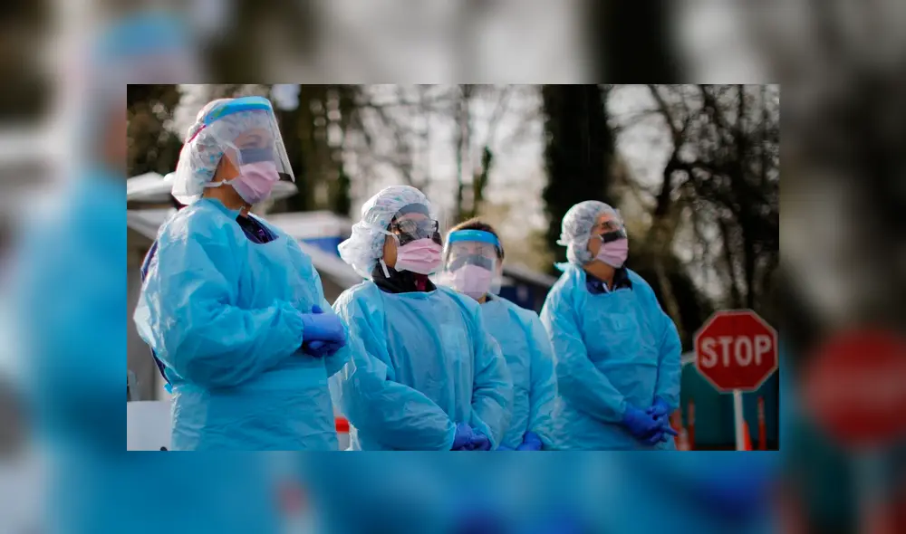 Médicos aguardando entrar a un hospital con pacientes portadores del COVID-19. Foto: Infobae