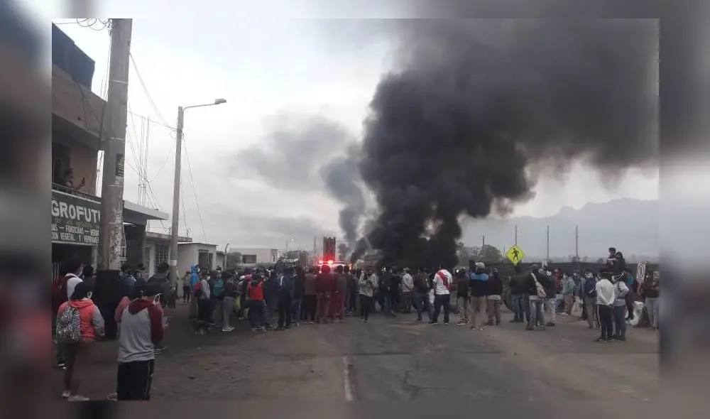 Desde horas de la noche los trabajadores han bloqueado la panamericana norte en Chao y Viru. Foto: José Miguel Garcia Desde horas de la noche los trabajadores han bloqueado la panamericana norte en Chao y Viru. Foto: José Miguel Garcia