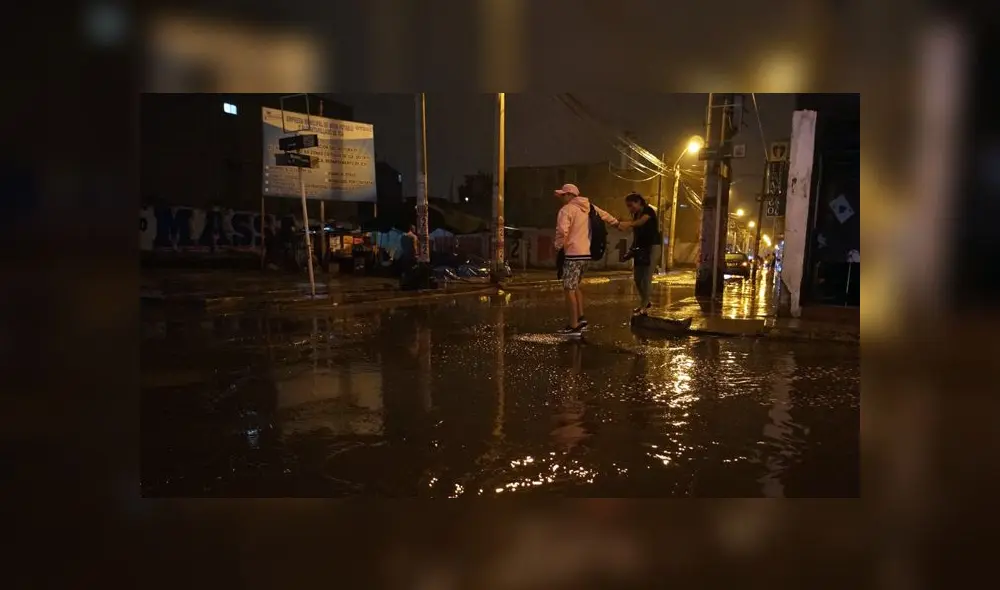 Alcalde donó 90 carpas para las familias damnificadas. Foto: Andina. Alcalde donó 90 carpas para las familias damnificadas. Foto: Andina.