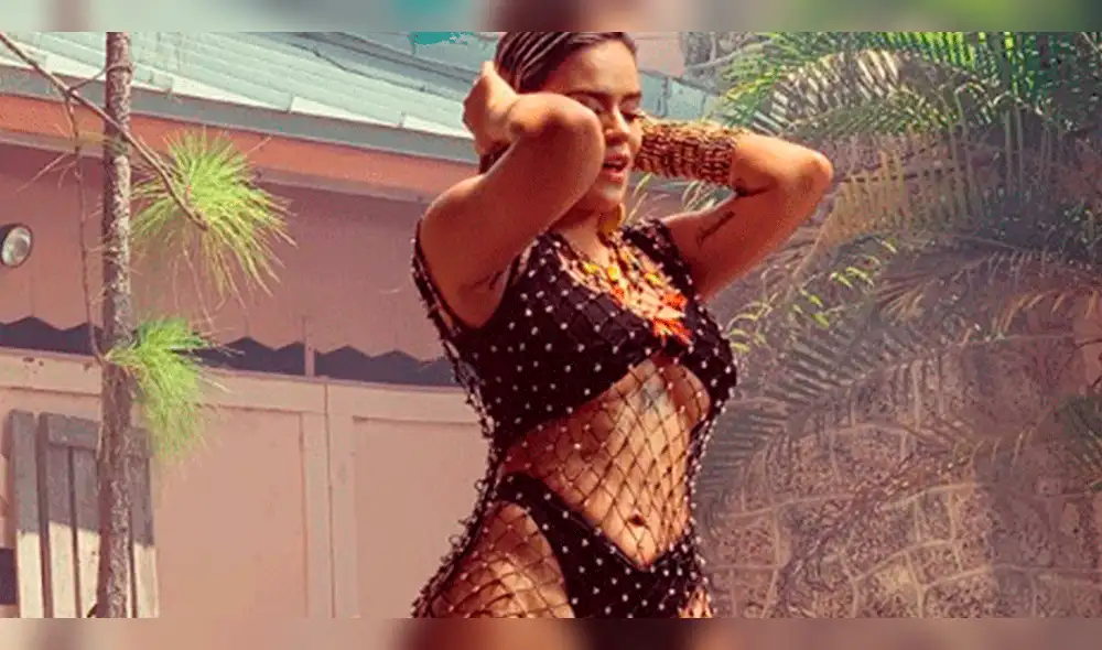 Karol G luce atrevido escote y su padre tiene sorprendente reacción [VIDEO]